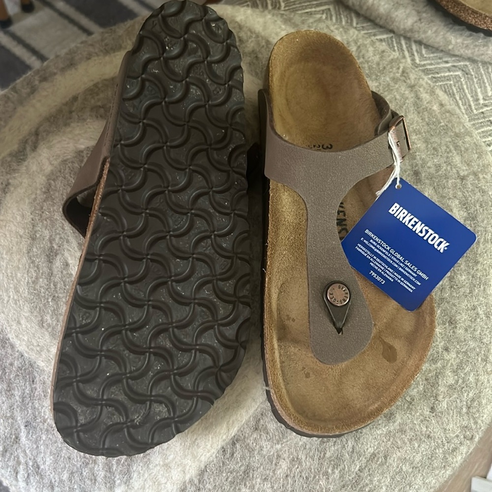 BIRKENSTOCK GIZEH NWT WOMEN’S SIZE 9-9.5; 
39 medium - NWT